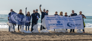 Eine Gruppe Storopack Mitarbeiter bei einem Clean Up am Strand