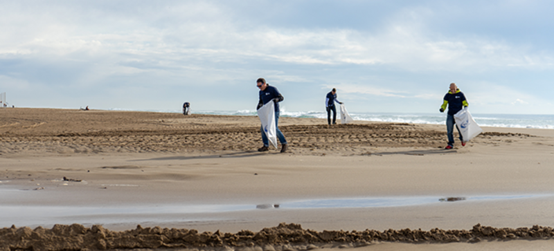 Drei Storopack Mitarbeiter bei einem Clean Up am Strand