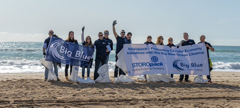 Eine Gruppe Storopack Mitarbeiter bei einem Clean Up am Strand