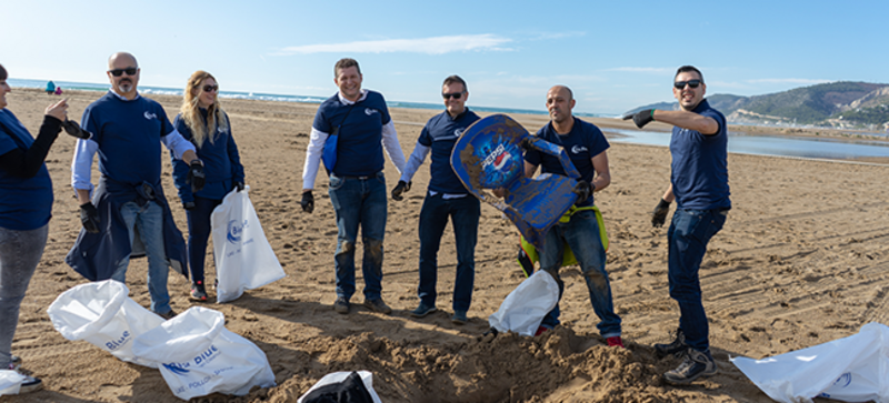 Eine Gruppe Storopack Mitarbeiter bei einem Clean Up am Strand