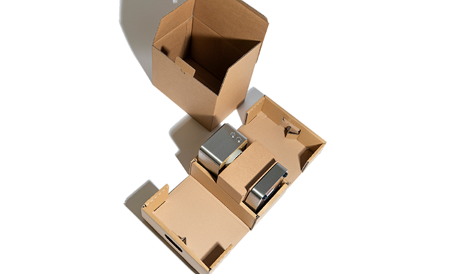 Ein leerer Karton und ein Karton, der Perfekt an einen Gegenstand angepasst ist