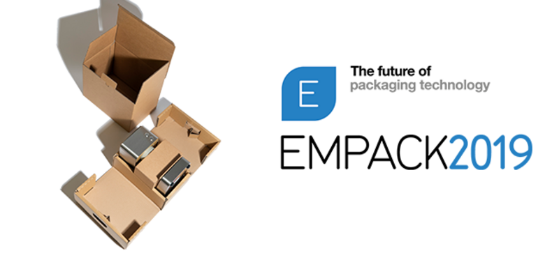 Ein leerer Karton und ein Karton, der Perfekt an einen Gegenstand angepasst ist Auf der linken Seite befindet sich ein EMPACK 2019 Logo