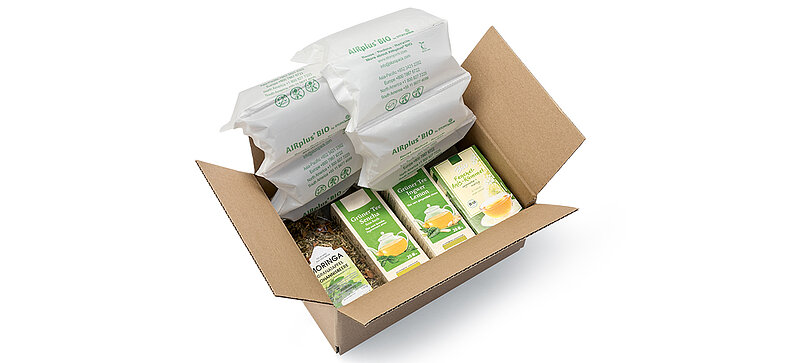 [Translate to International:] Ein Karton mit Tee-Packungen und Bio Luftpolstern
