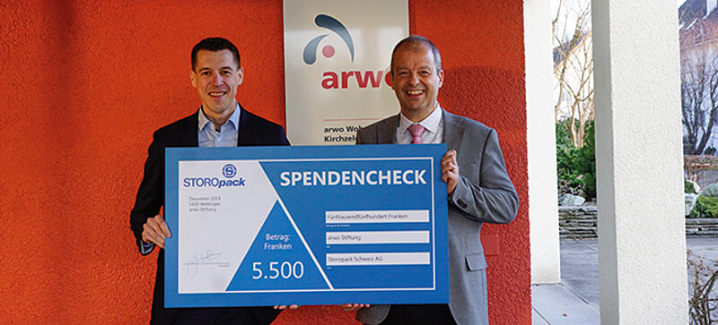 Zwei Männer halten einen Spendencheck über 5.500 Euro