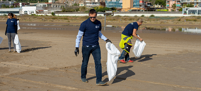 Drei Storopack Mitarbeiter bei einem Clean Up am Strand