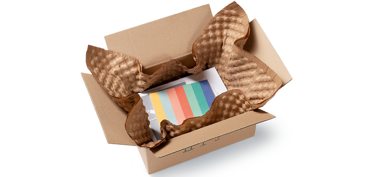 Ein Karton mit Produkten und braunen Papierpolsterbögen 